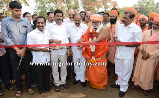 Moily rebukes detractors of CM Siddaramaiah 1